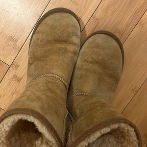 Size 7 Ugg classic short boots in chestnut